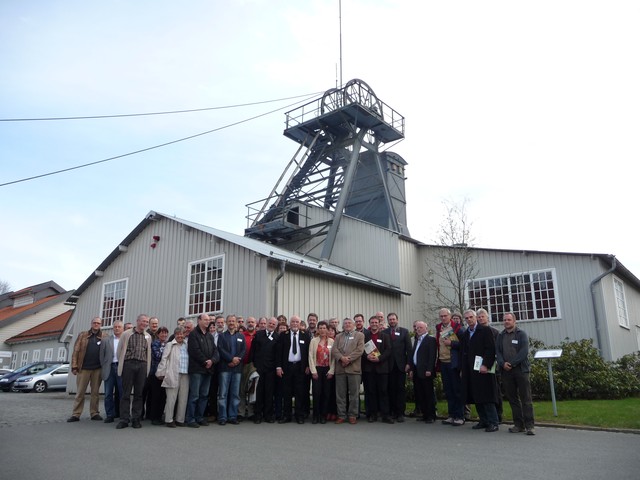 Die Tagungsteilnehmer vor dem Kaiser Wilhelm II-Schacht in Clausthal, Tagungsort des 32. Treffens des AK Bergbaufolgen (Foto: J. Rascher)